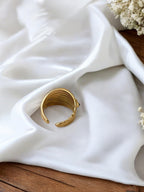 Bague en acier inoxydable multi-lignes avec pierre noire. Rklisa