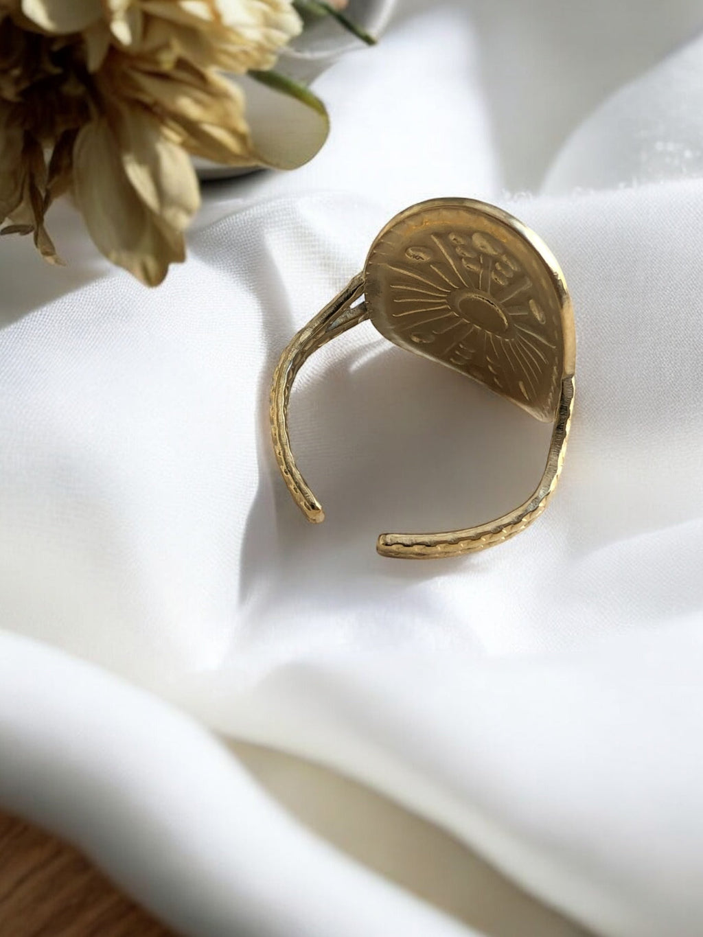 Bague large sculptée avec pierre nature rose Rklisa