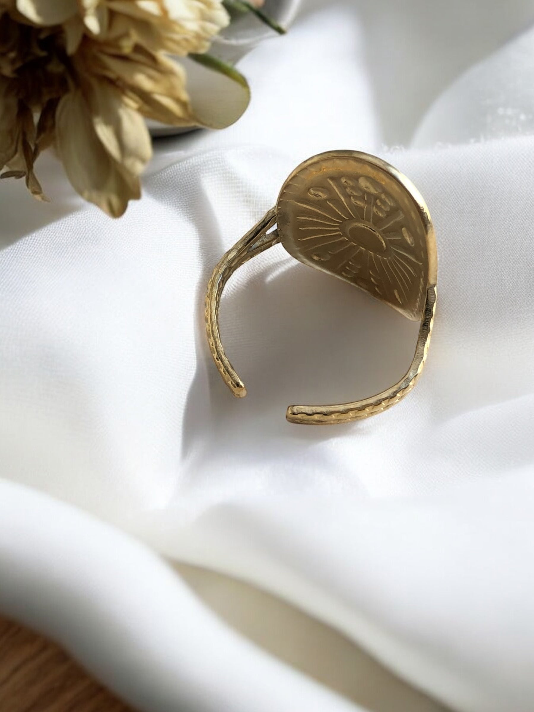 Bague large sculptée avec pierre nature rose Rklisa