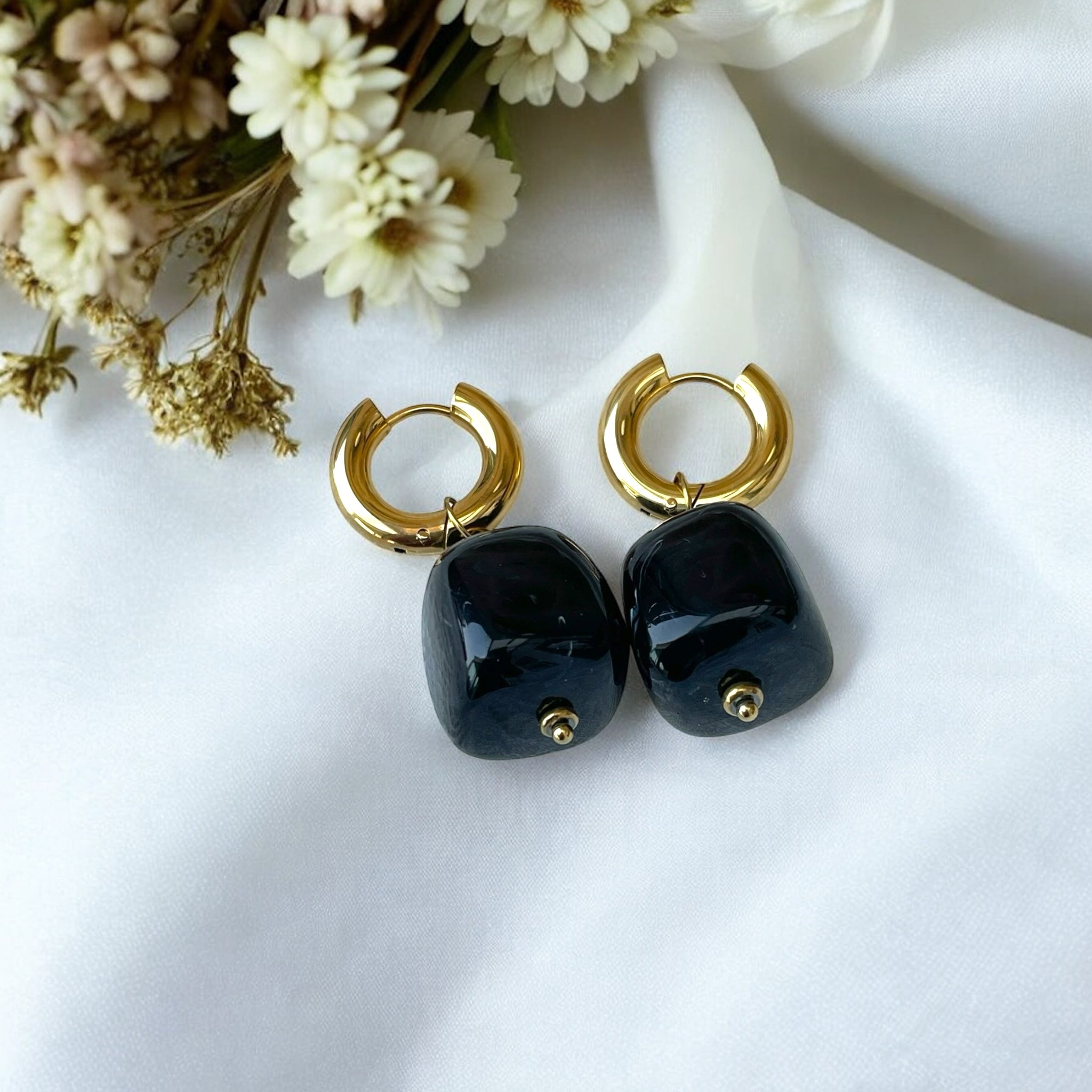 Boucles d’oreilles créoles Aluna en résine colorée, bijou élégant pour femme