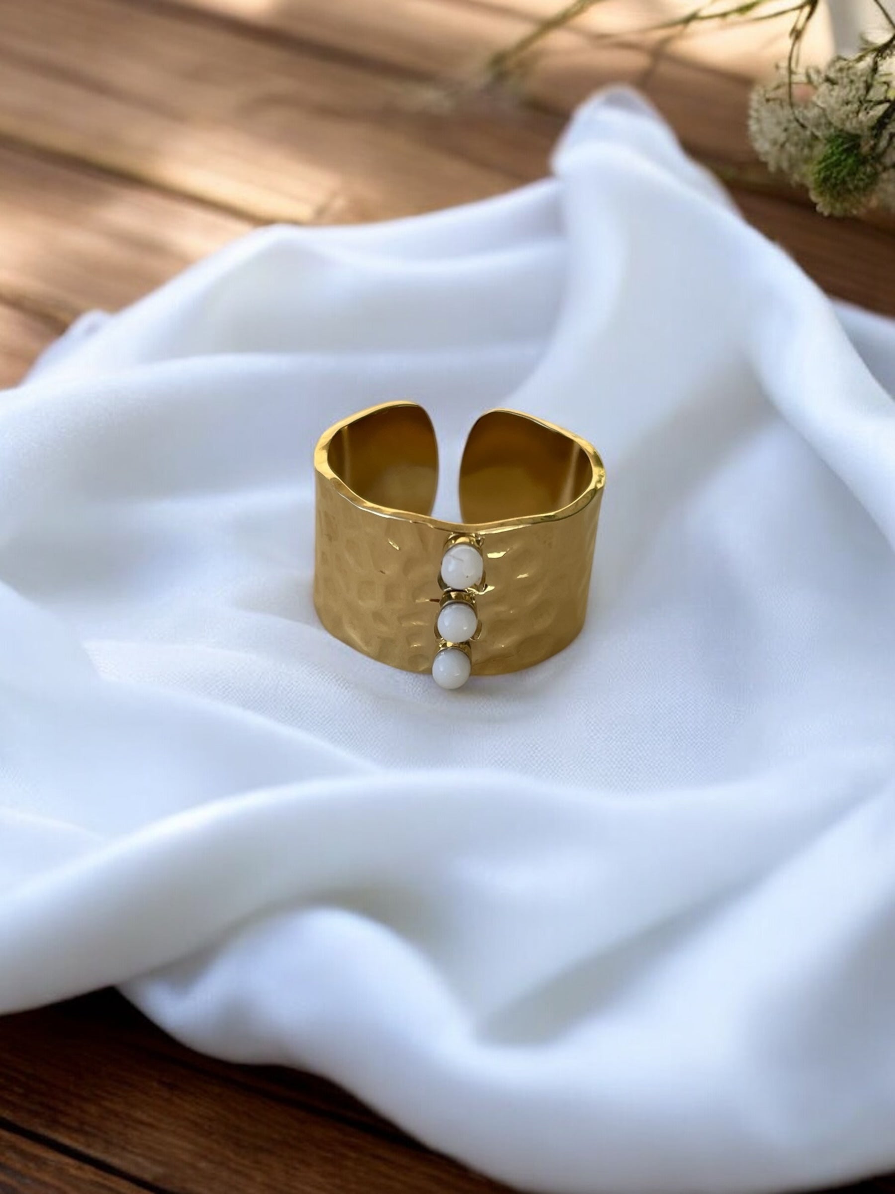 Bague dorée épaisse martelée avec pierre blanche Rklisa