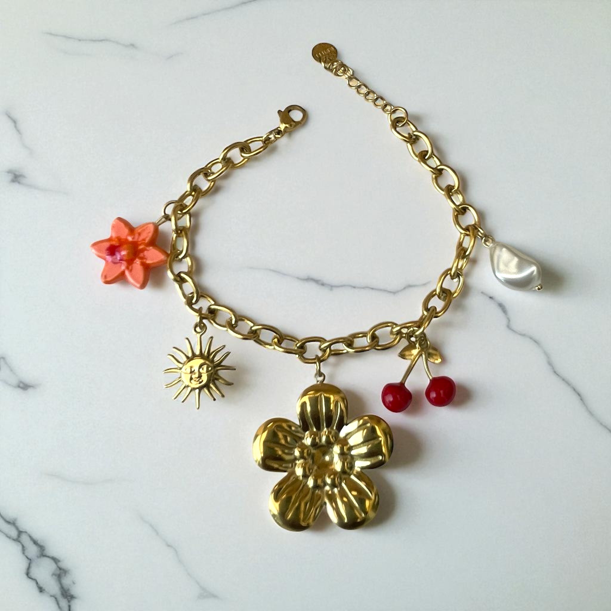 Bracelet doré breloque fleur cerise soleil et perle Rklisa