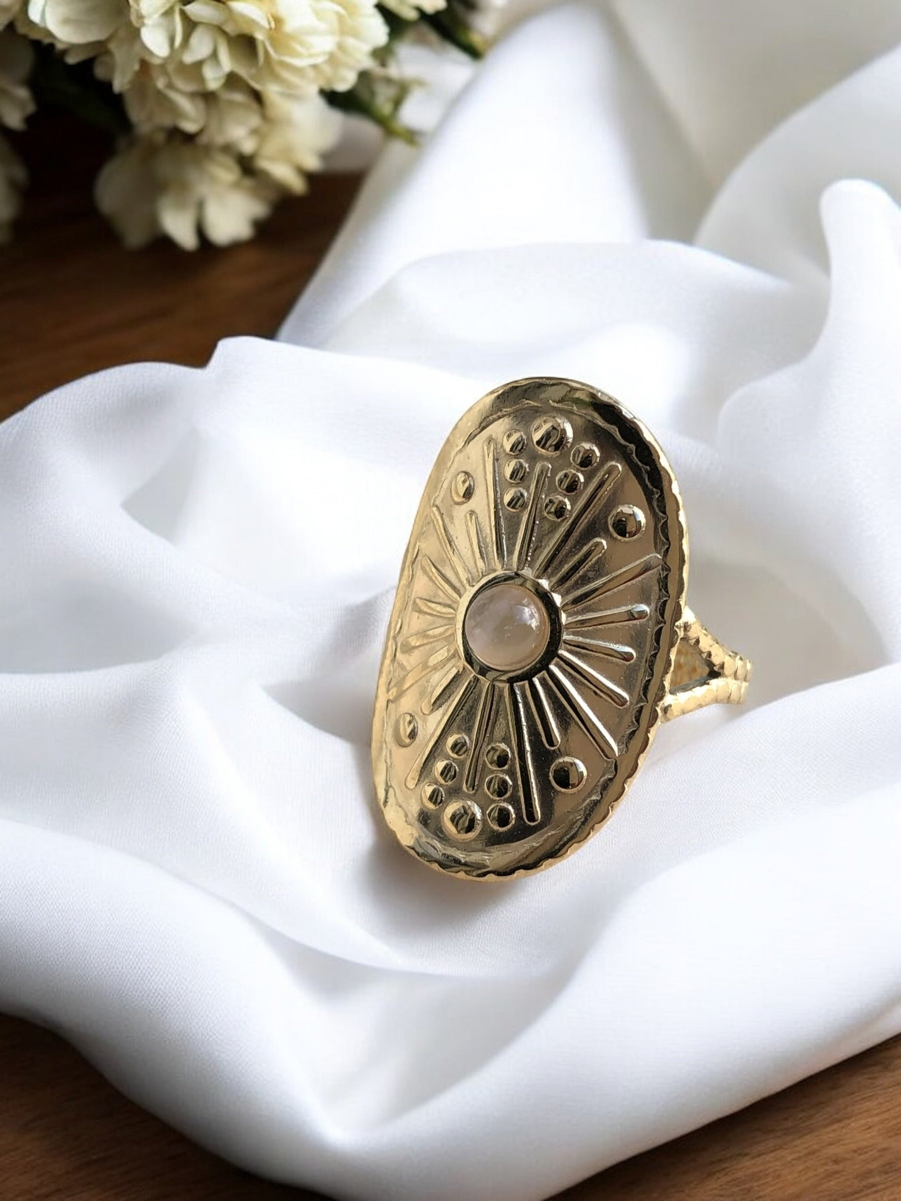 Bague large sculptée avec pierre nature rose Rklisa