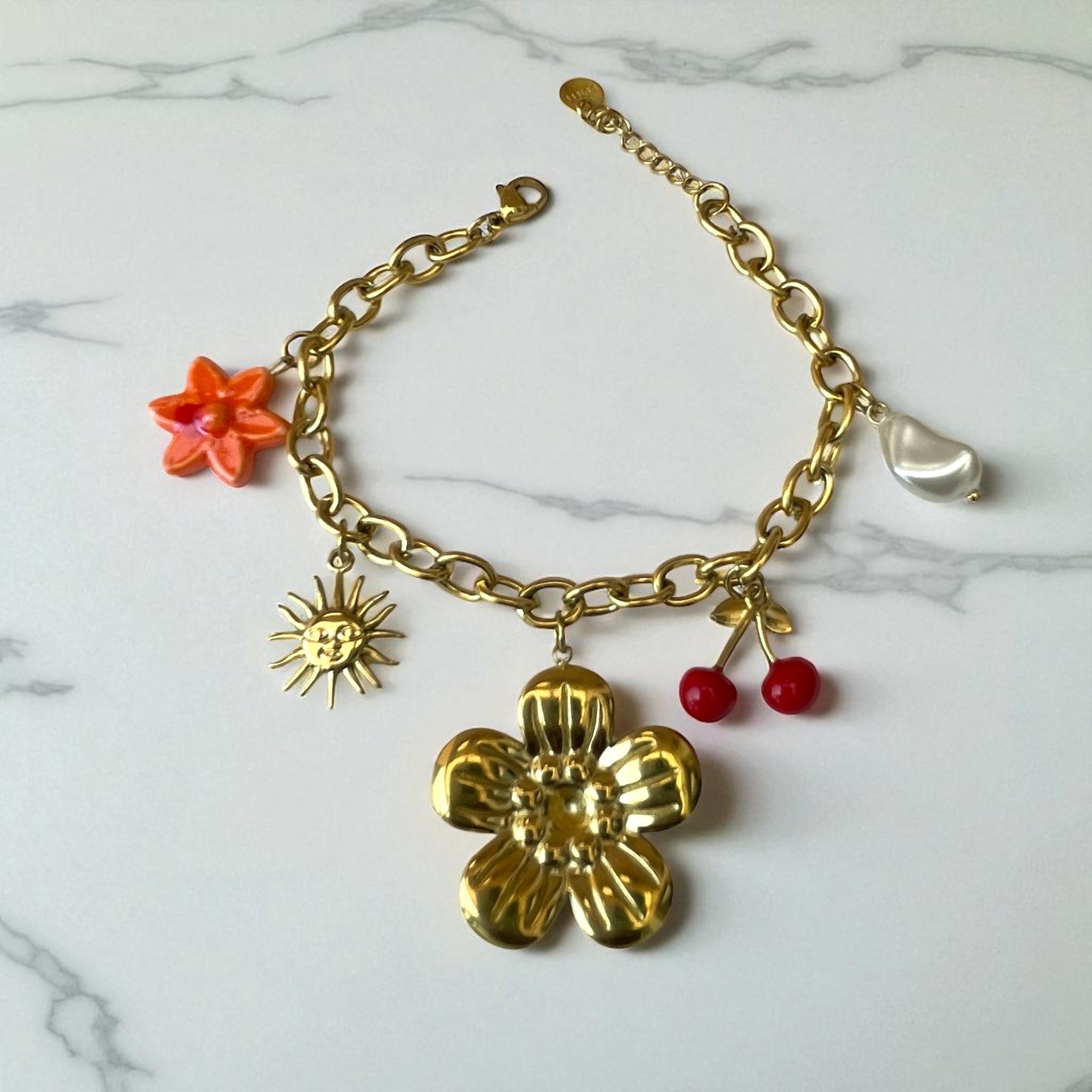 Bracelet doré breloque fleur cerise soleil et perle Rklisa