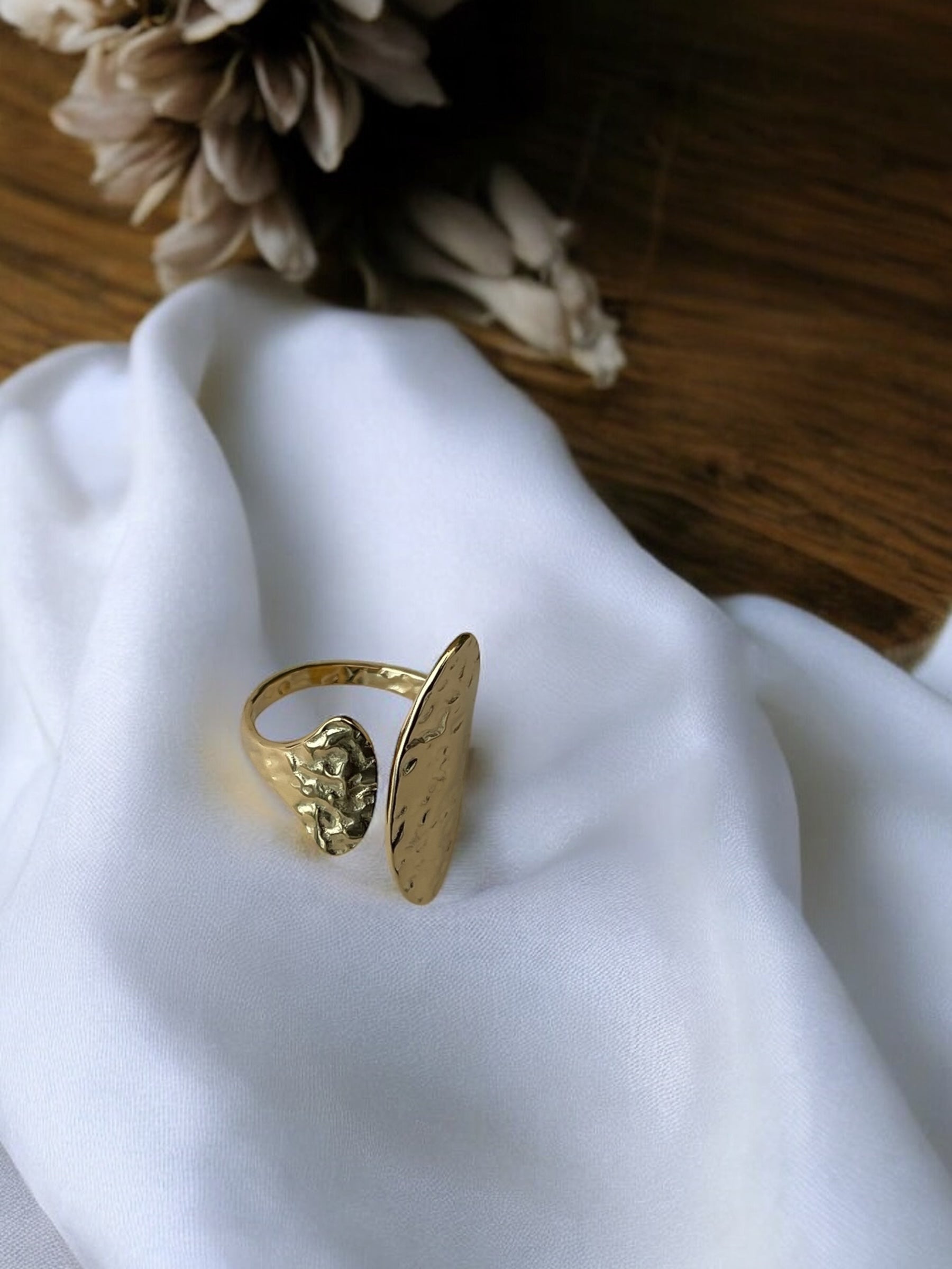 Bague large martelée en acier inoxydable. Rklisa