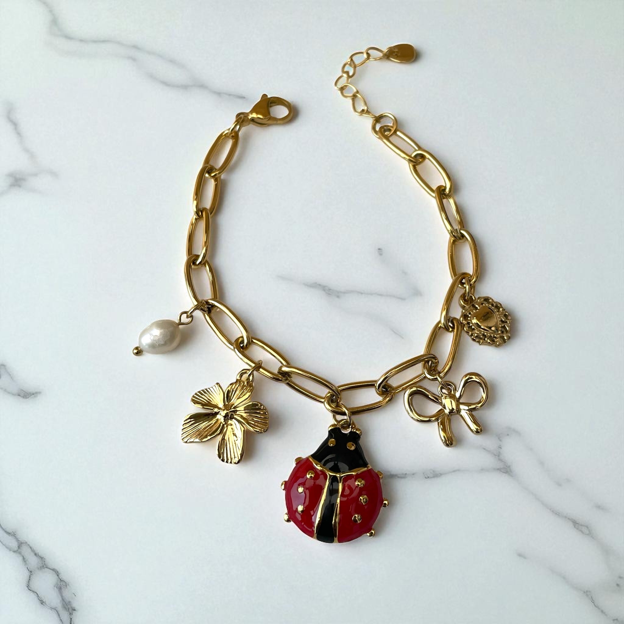 Bracelet chaîne dorée charms coccinelle, perles, fleur Rklisa