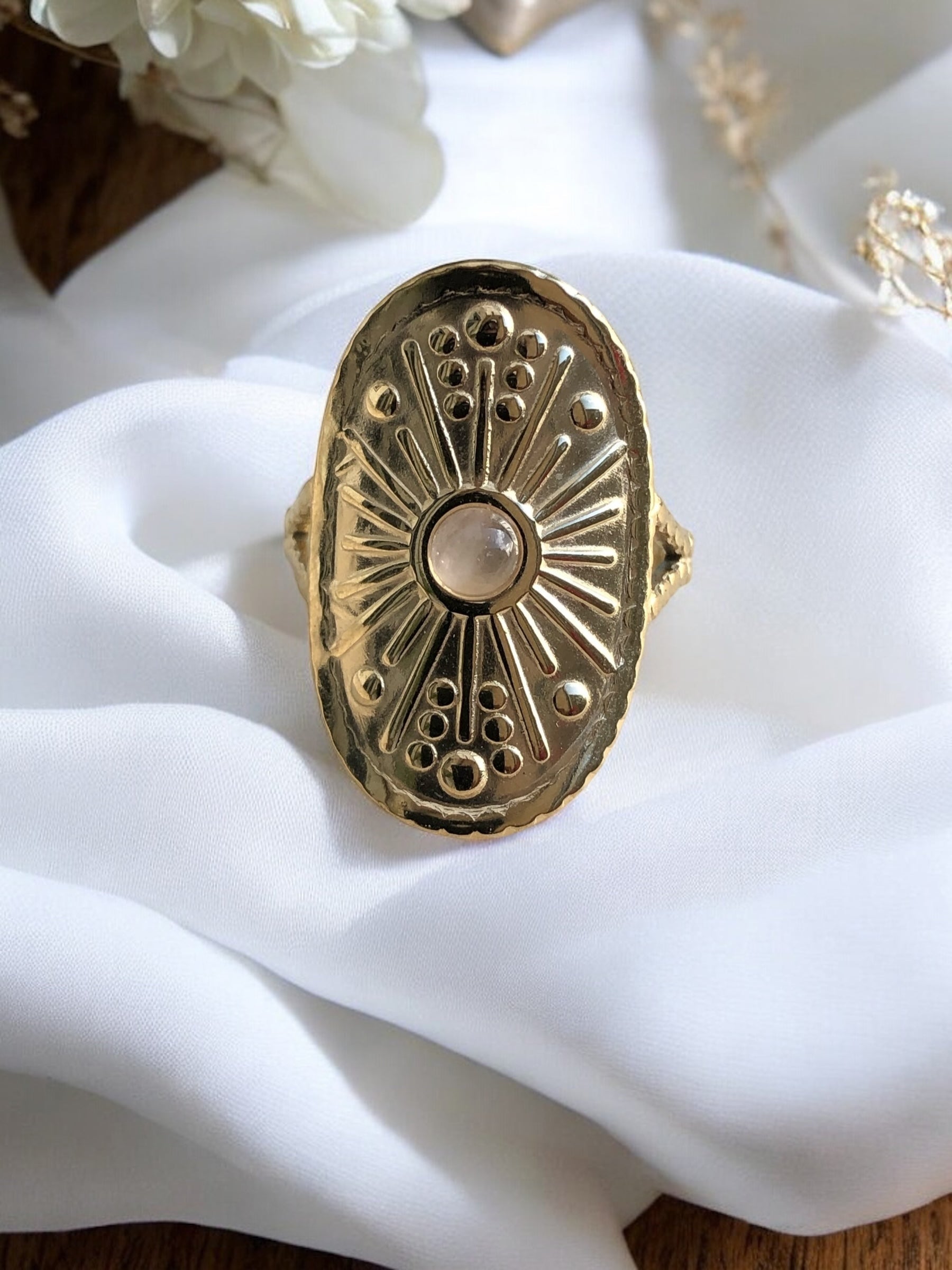 Bague large sculptée avec pierre nature rose Rklisa