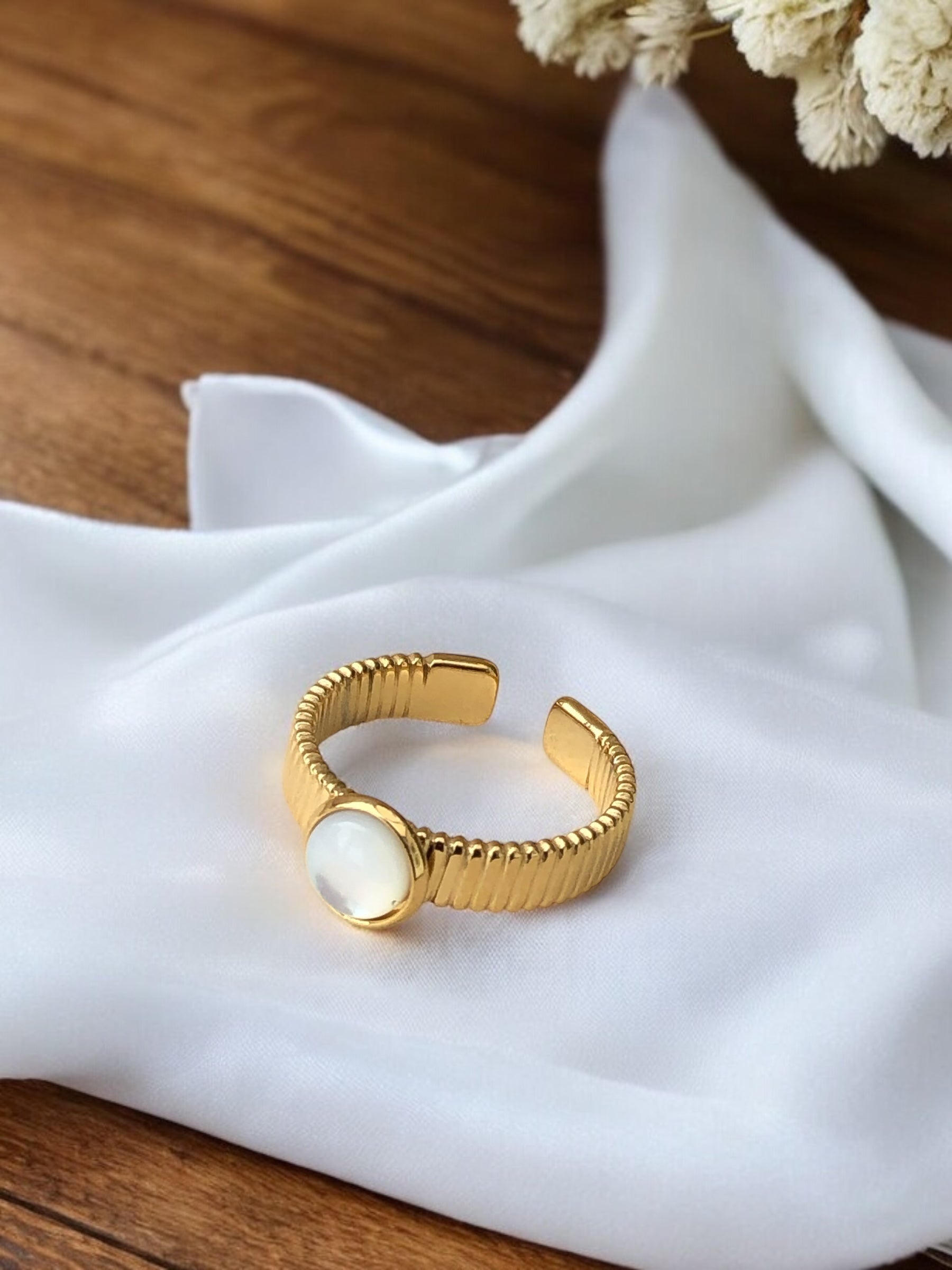 Bague dorée en acier inoxydable ajustable avec pierre blanche. Rklisa