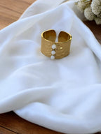 Bague dorée épaisse martelée avec pierre blanche Rklisa