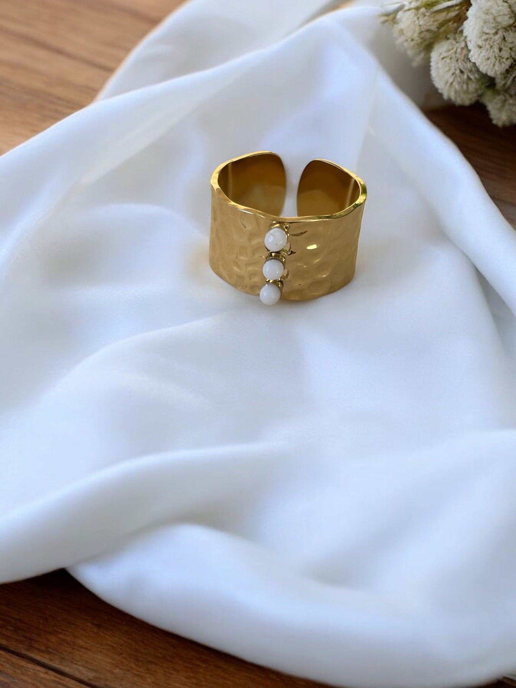 Bague dorée épaisse martelée avec pierre blanche Rklisa