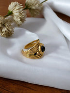 Bague en acier inoxydable multi-lignes avec pierre noire. Rklisa
