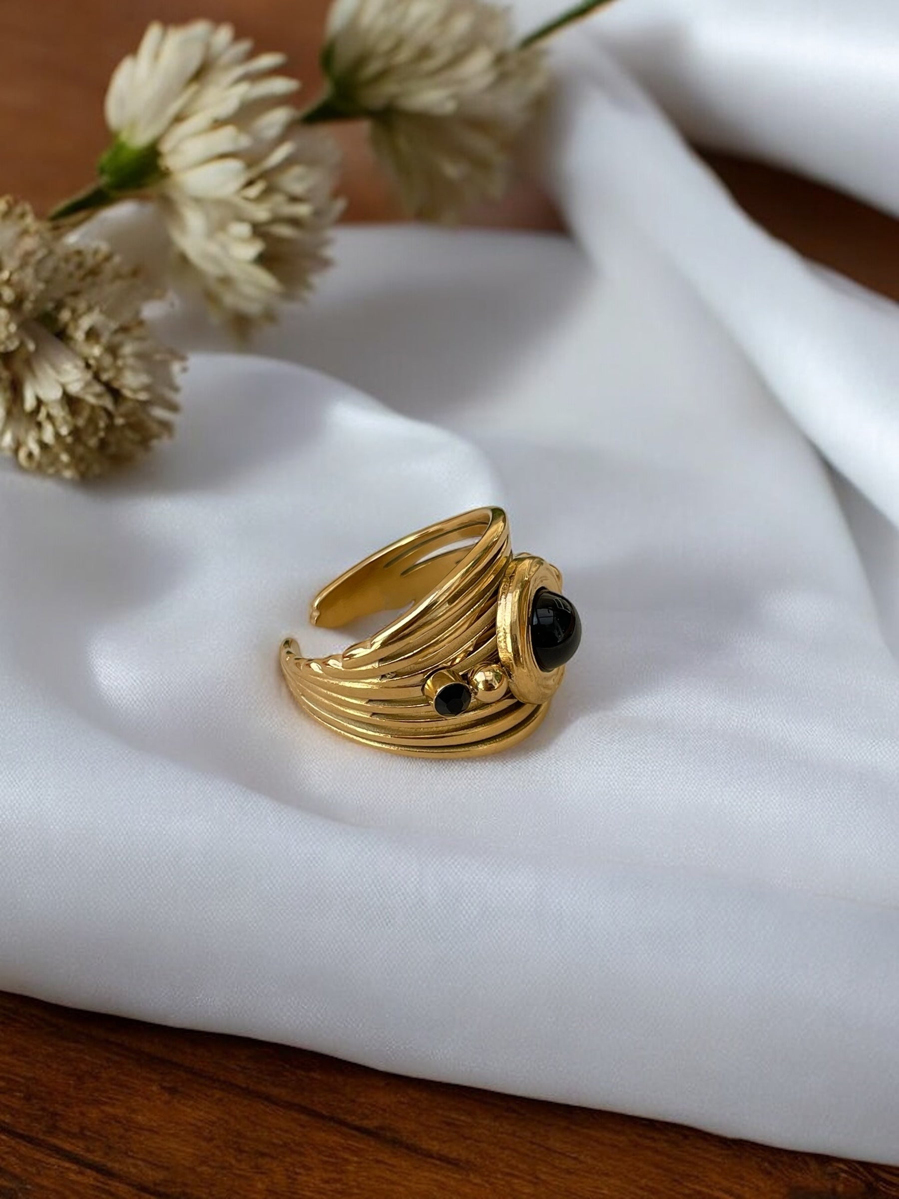 Bague en acier inoxydable multi-lignes avec pierre noire. Rklisa