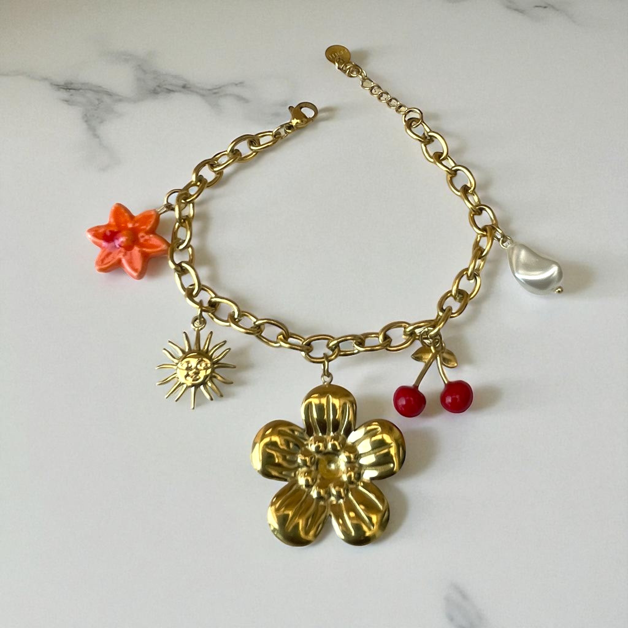 Bracelet doré breloque fleur cerise soleil et perle Rklisa