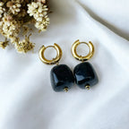 Détail des boucles d’oreilles créoles Aluna avec perle carrée en résine colorée