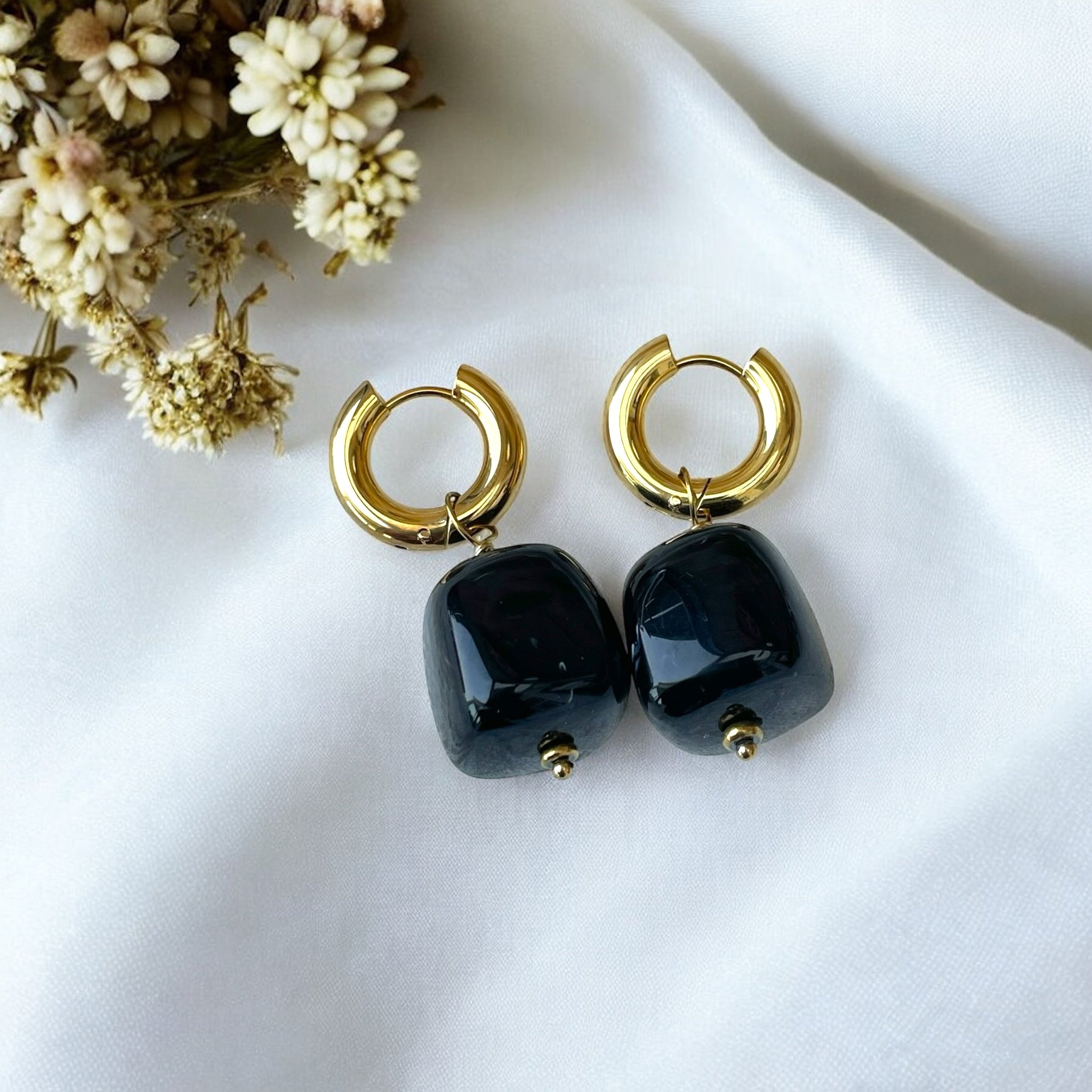 Détail des boucles d’oreilles créoles Aluna avec perle carrée en résine colorée