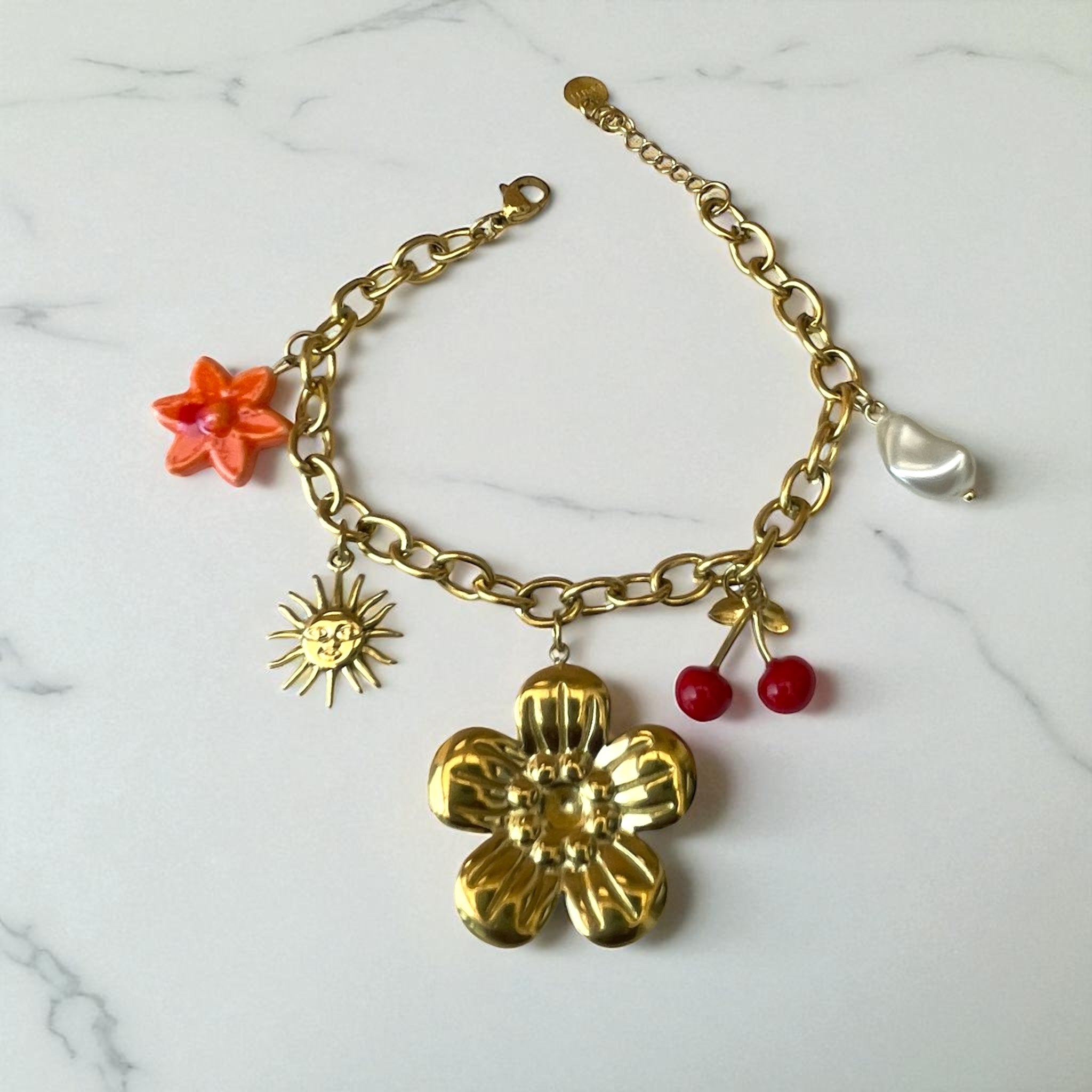 Bracelet doré breloque fleur cerise soleil et perle Rklisa