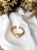 Bague dorée en acier inoxydable ajustable avec pierre blanche. Rklisa