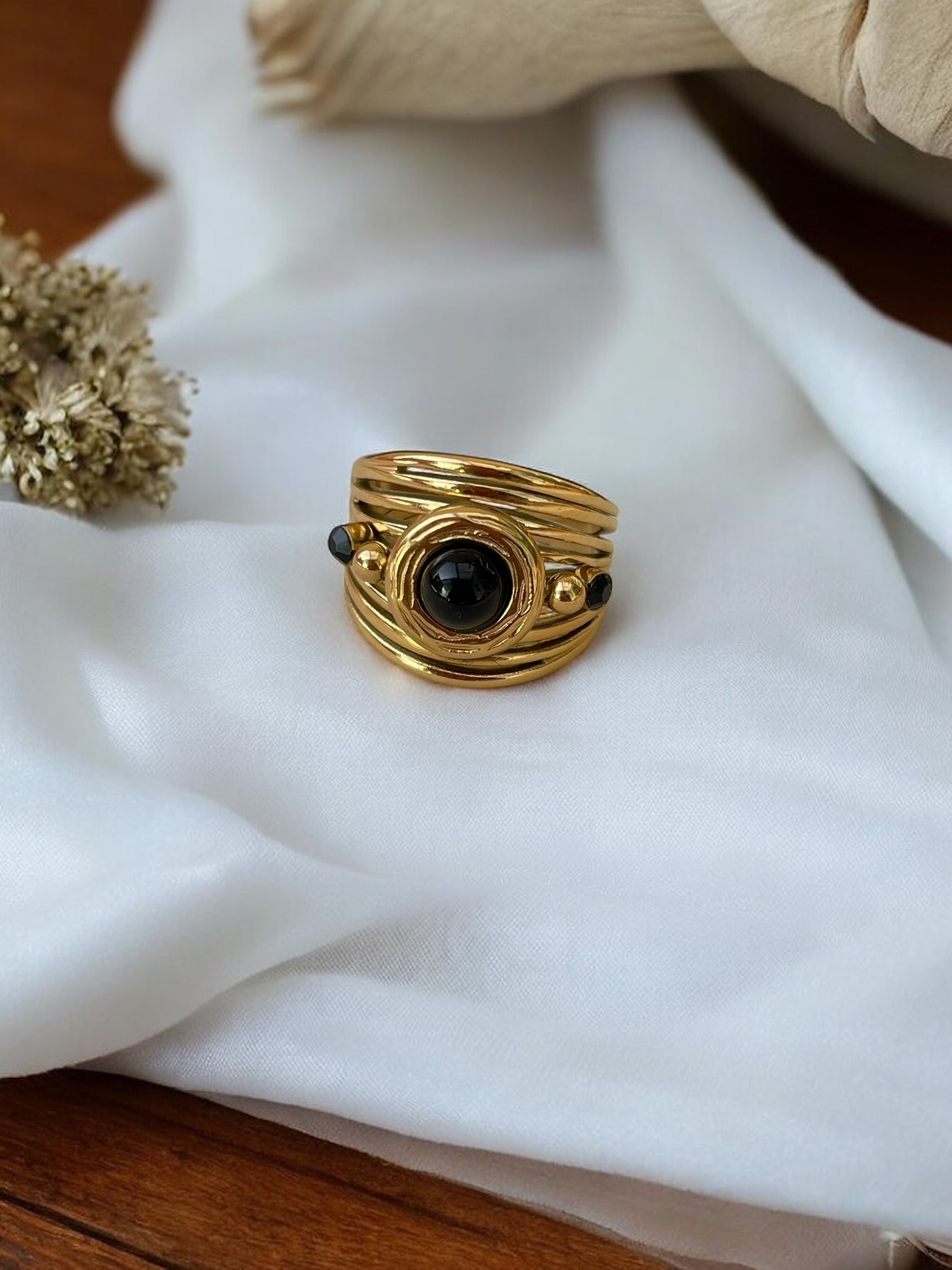 Bague en acier inoxydable multi-lignes avec pierre noire. Rklisa