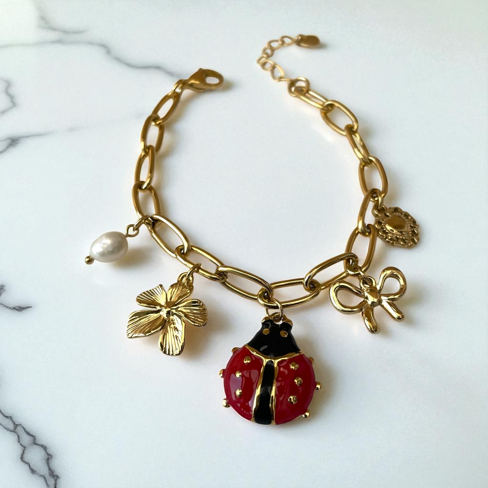 Bracelet chaîne dorée charms coccinelle, perles, fleur Rklisa