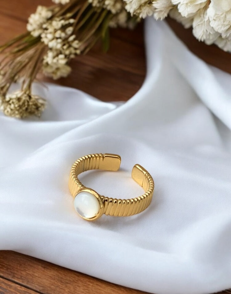 Bague dorée en acier inoxydable ajustable avec pierre blanche. Rklisa