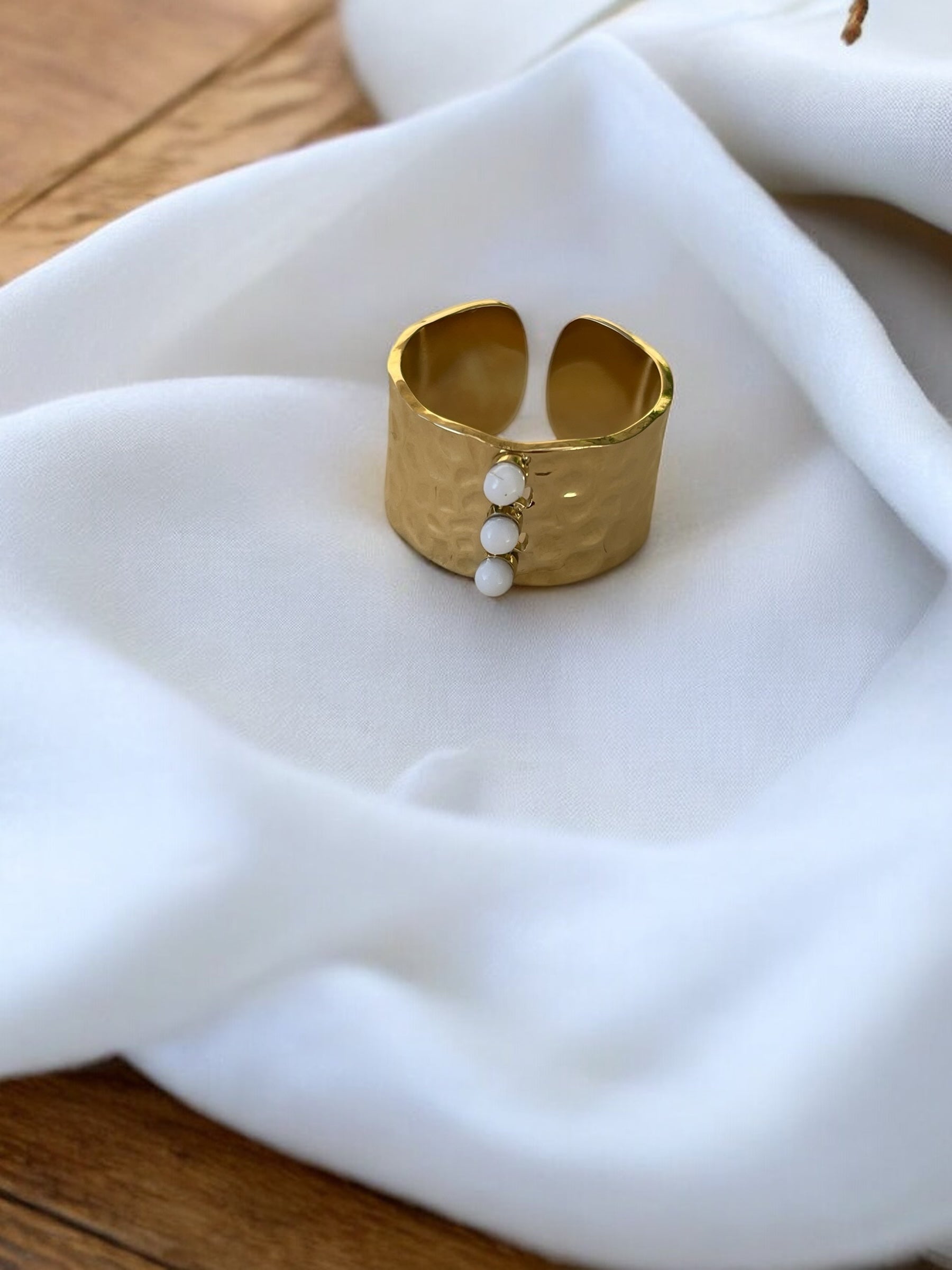 Bague dorée épaisse martelée avec pierre blanche Rklisa