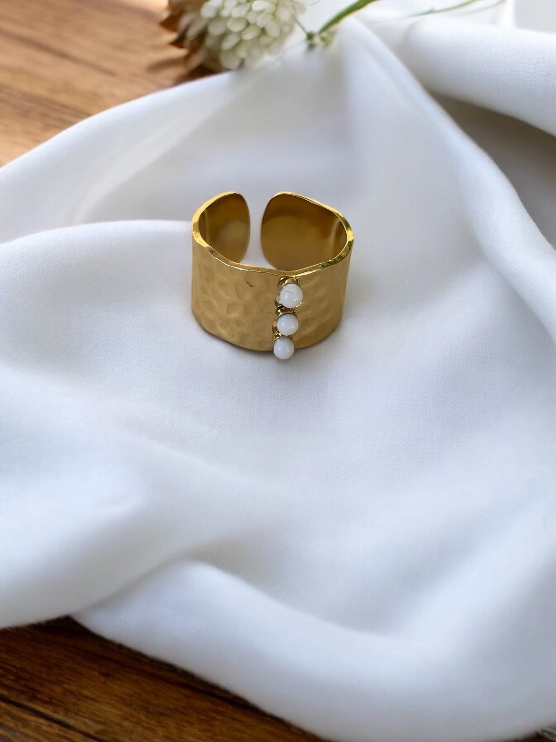 Bague dorée épaisse martelée avec pierre blanche Rklisa